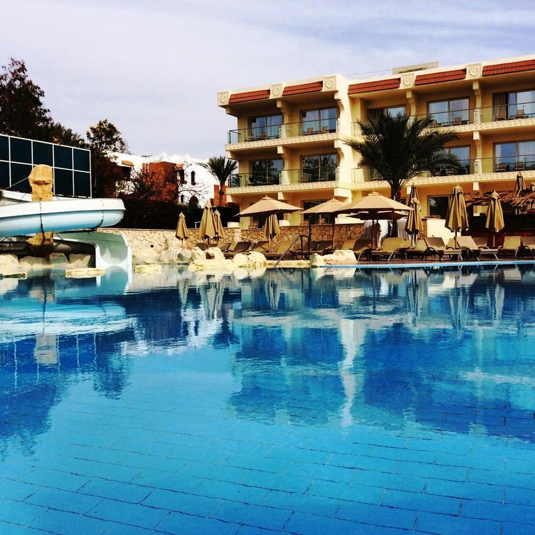 Xperience Sea Breeze Resort (Adults Only) Sharm el Sheikh Esterno foto The pool at the hotel